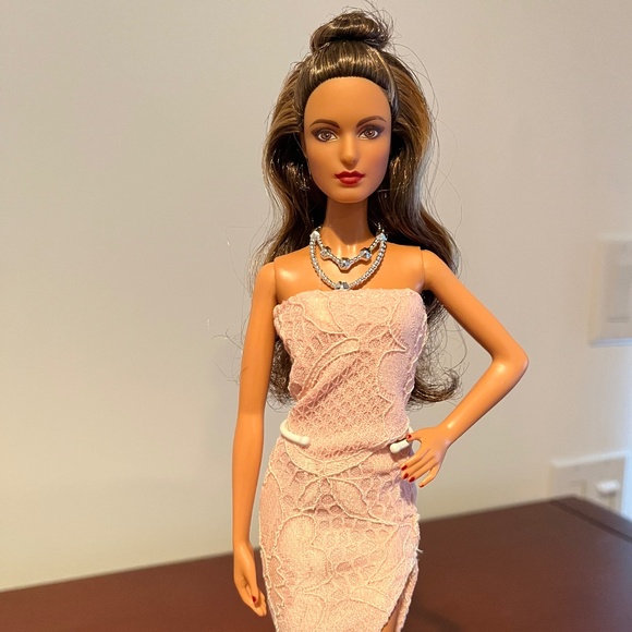 Barbie Doll 2017 Holiday Barbie, brunette - Picture 2 of 6